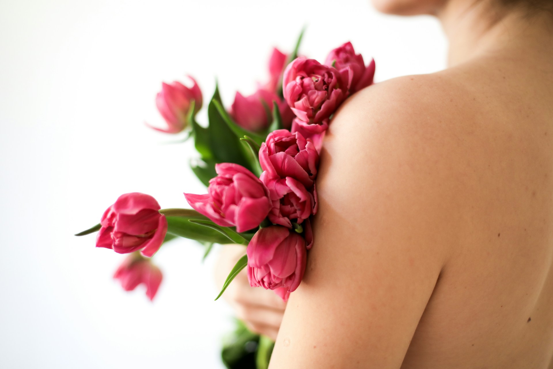 Frases para enviar flores a una mujer: la forma más romántica de demostrar amor